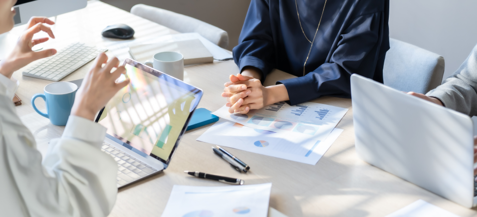 YouTubeチャンネル戦略の打ち合わせをするビジネスマンたち