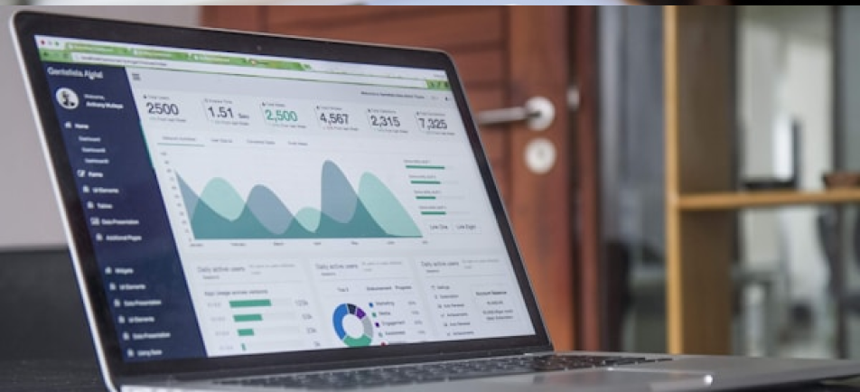 アナリティクスを用いたYouTube戦略の説明資料
