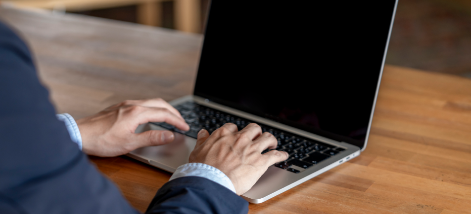 ノートパソコンで動画編集を行う人物の手元