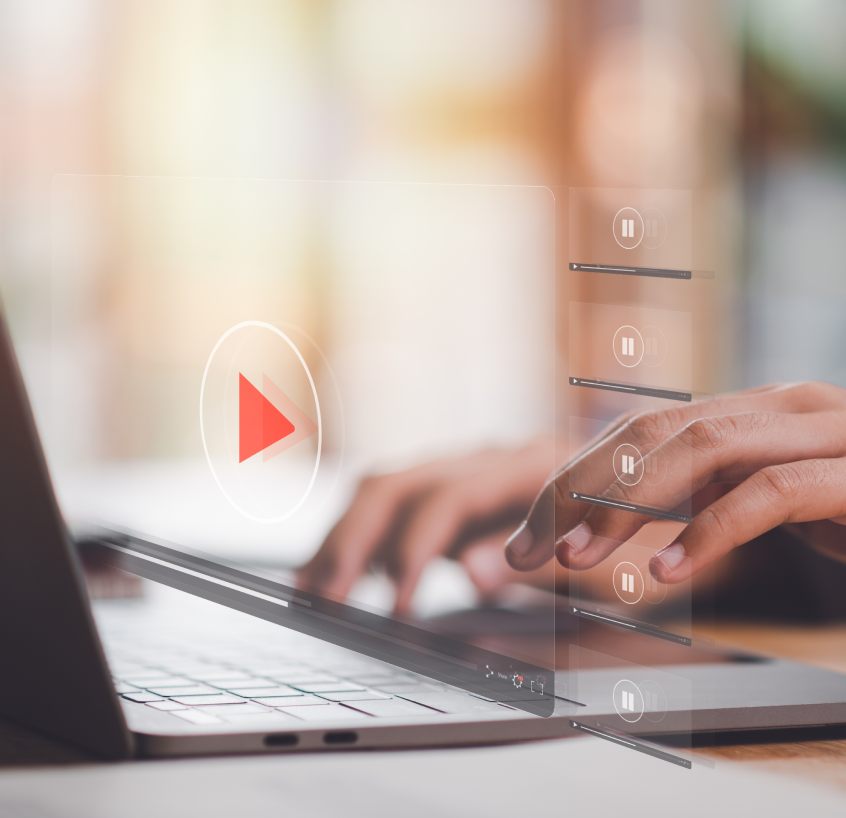 ノートパソコンでYouTubeを操作する手元