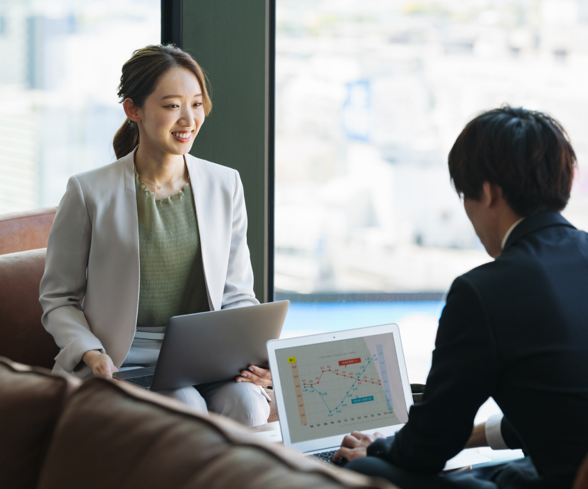 ミーティングで資料を確認する2人のビジネスパーソン