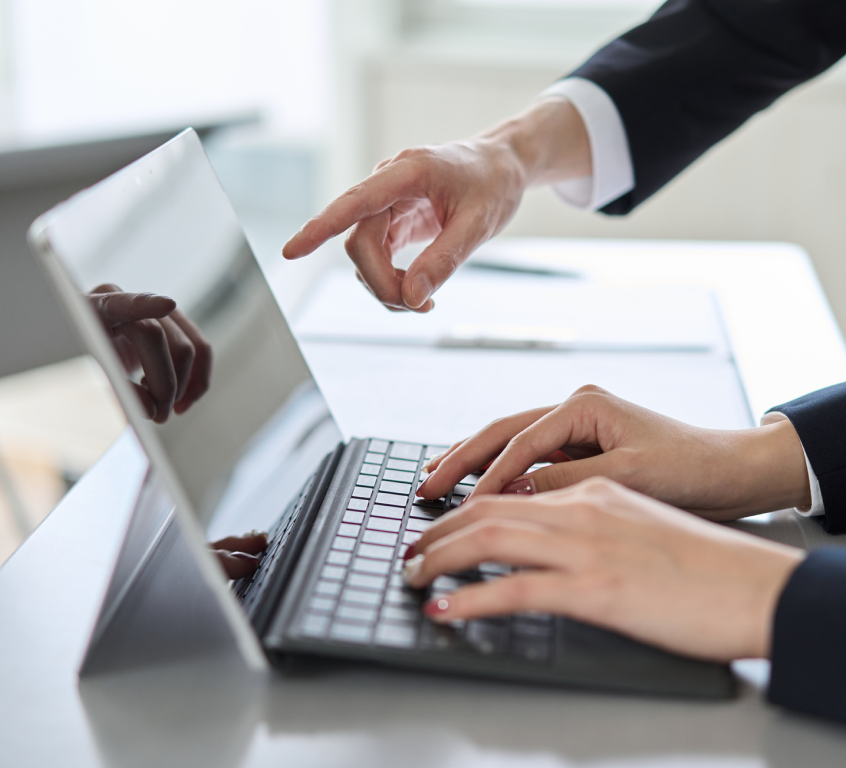 画面を見ながら会議をしているビジネスパーソン