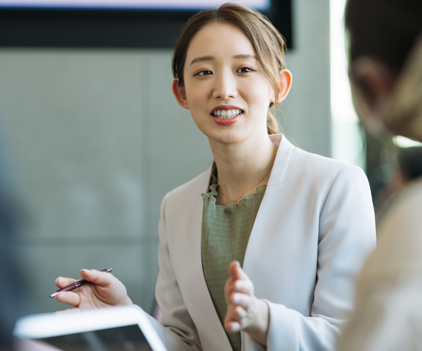 プレゼンを行う女性ビジネスパーソン