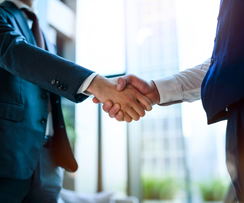 握手するビジネスパーソンの手元